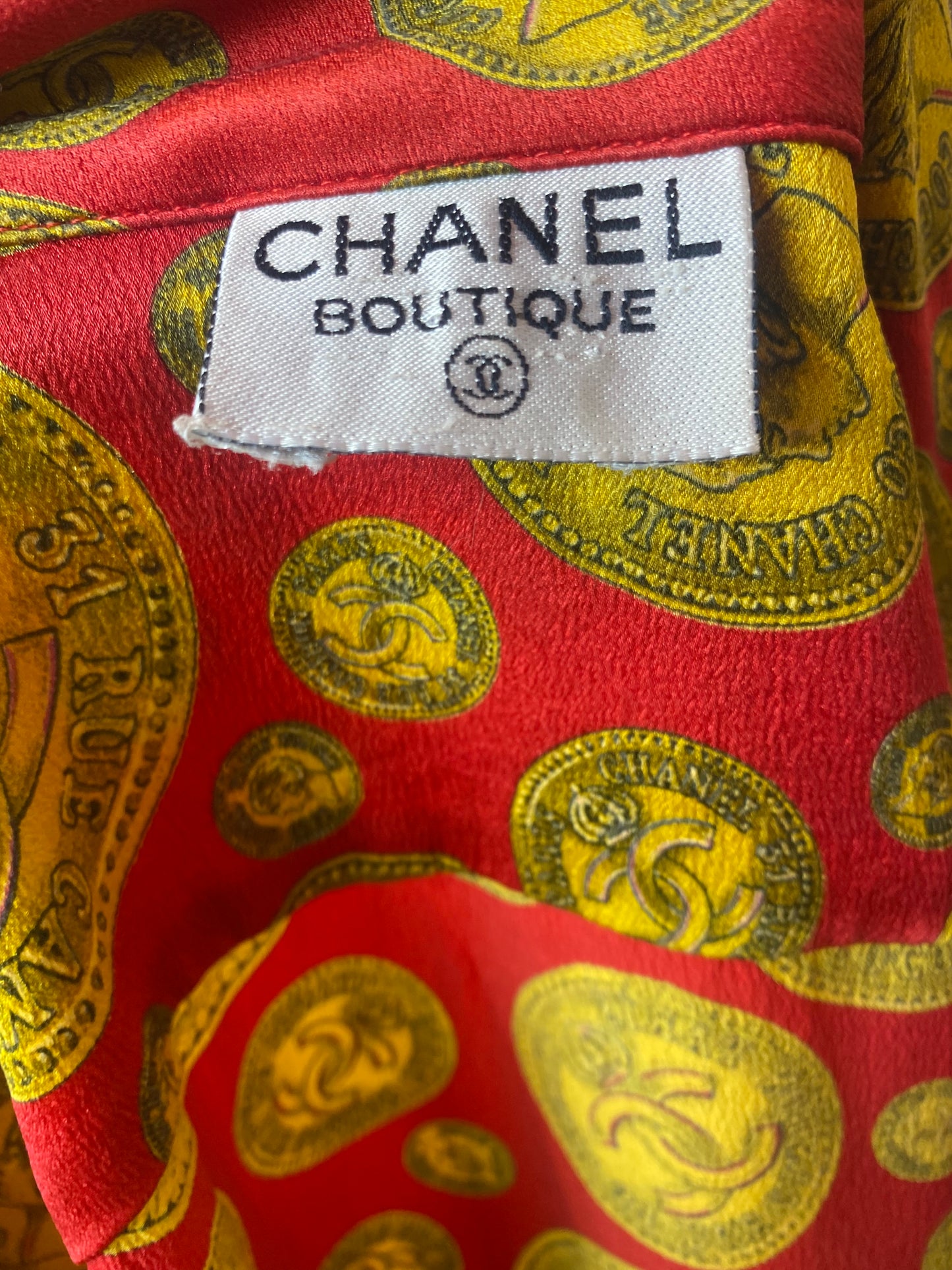 <transcy>Chemisier rouge Chanel avec motif pièce de monnaie Chanel - M - 1990s</transcy>