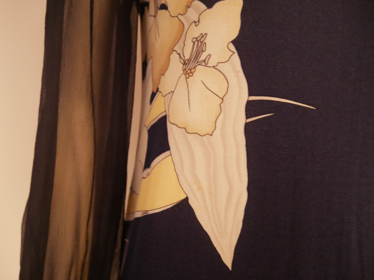 <tc>Robe de cocktail vintage Leonard en jersey de soie bleu marine à fleurs beiges - M - 1970s</tc>