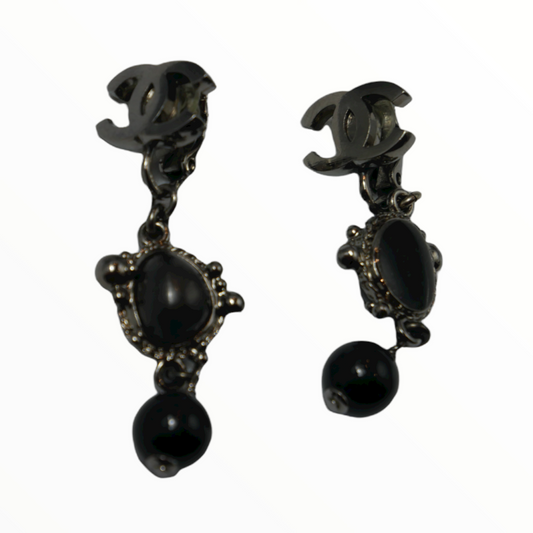 <tc>Boucles d'oreilles Chanel à clip pendantes vintage argent et pierre noire</tc>
