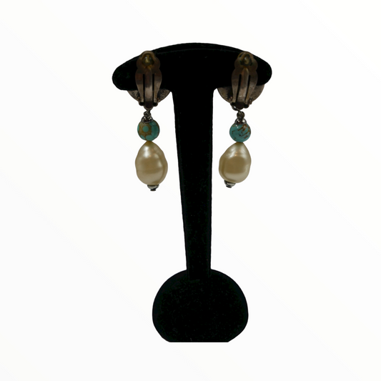 <tc>Boucles d'oreilles à clip pendantes Chanel vintage turquoise et perle blanche</tc>