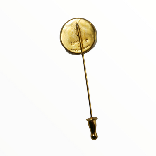 <tc>Broche Chanel vintage en perle avec logo doré</tc>