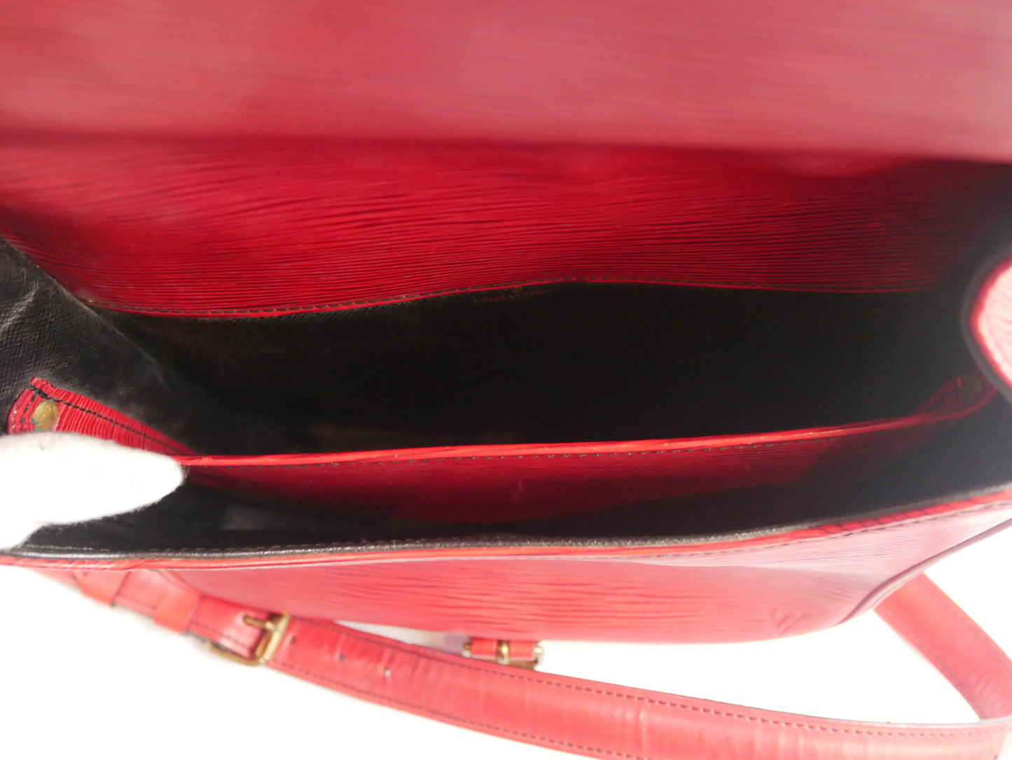 <tc>Sac cartable Louis Vuitton rouge</tc>
