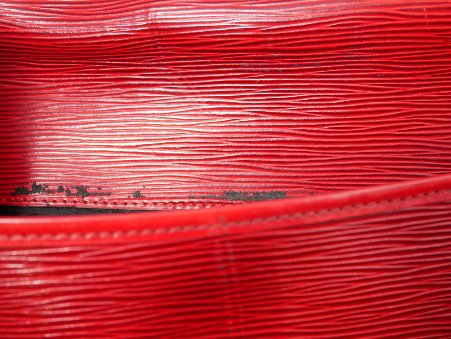 <tc>Grande pochette rouge Louis Vuitton</tc>
