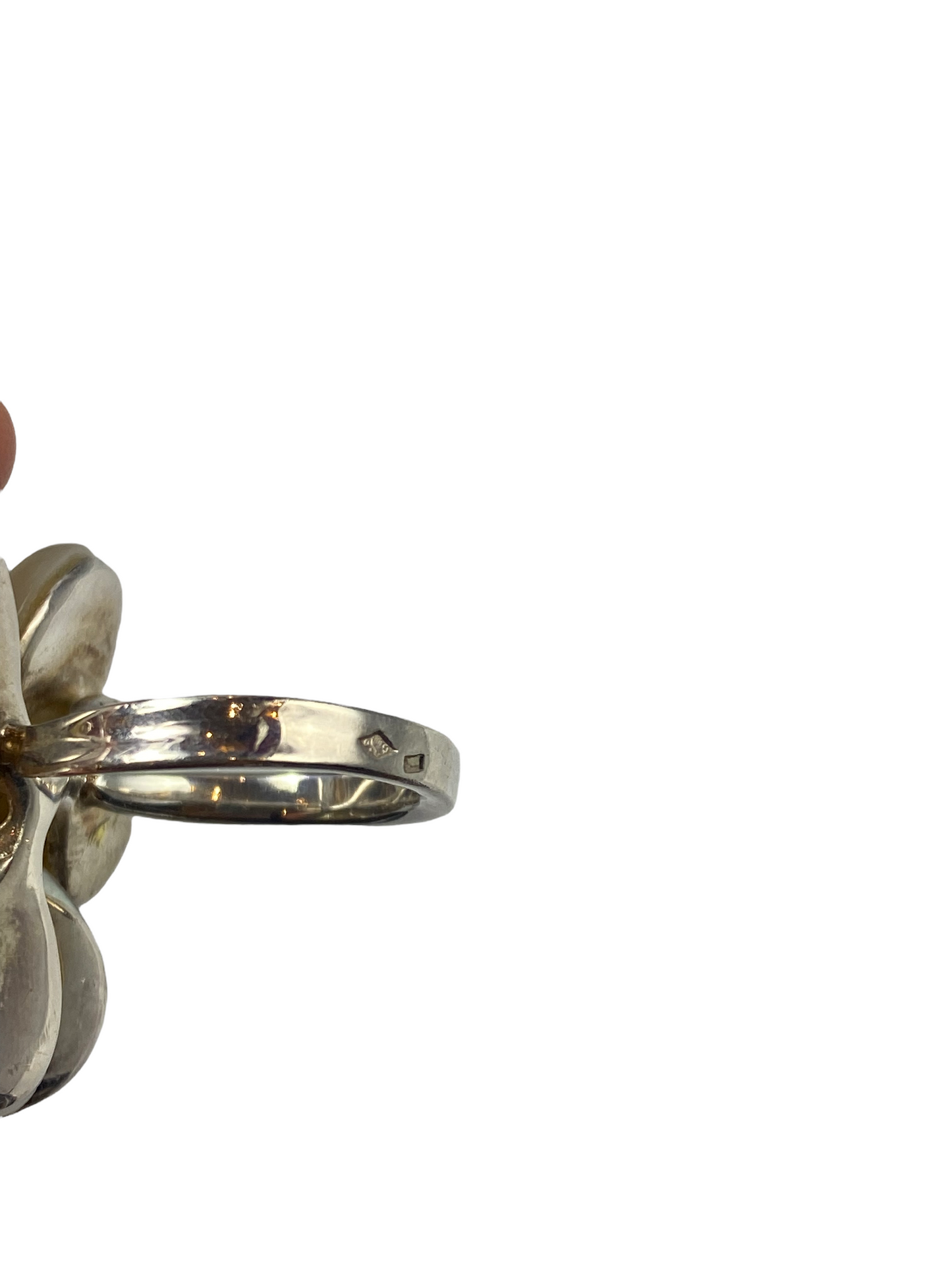 <tc>Bague Chanel vintage en forme de fleur en perle argent</tc>